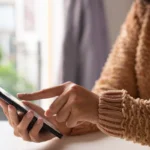 Prova de vida do INSS: governo envia mensagem por WhatsApp, mas alerta contra golpes 2 mexendo no celular