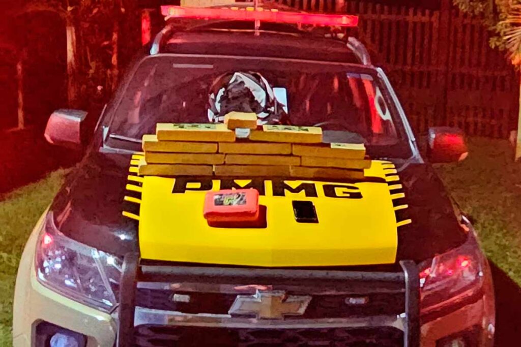 Motociclista é preso com R$ 40 mil em drogas após fugir da PM em rodovia mineira 2 motociclista preso