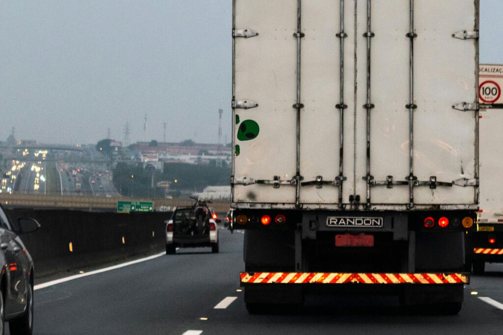 motorista caminhoneiro pexels