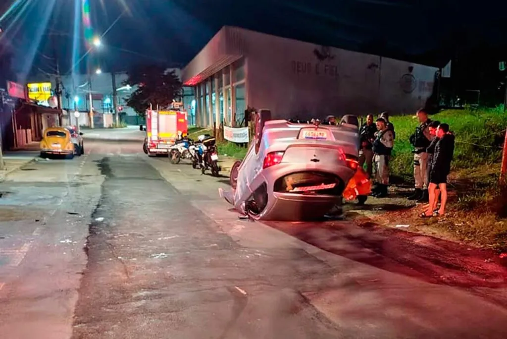 Motorista embriagado é preso após capotar carro na Zona Norte 1 motorista embriagado