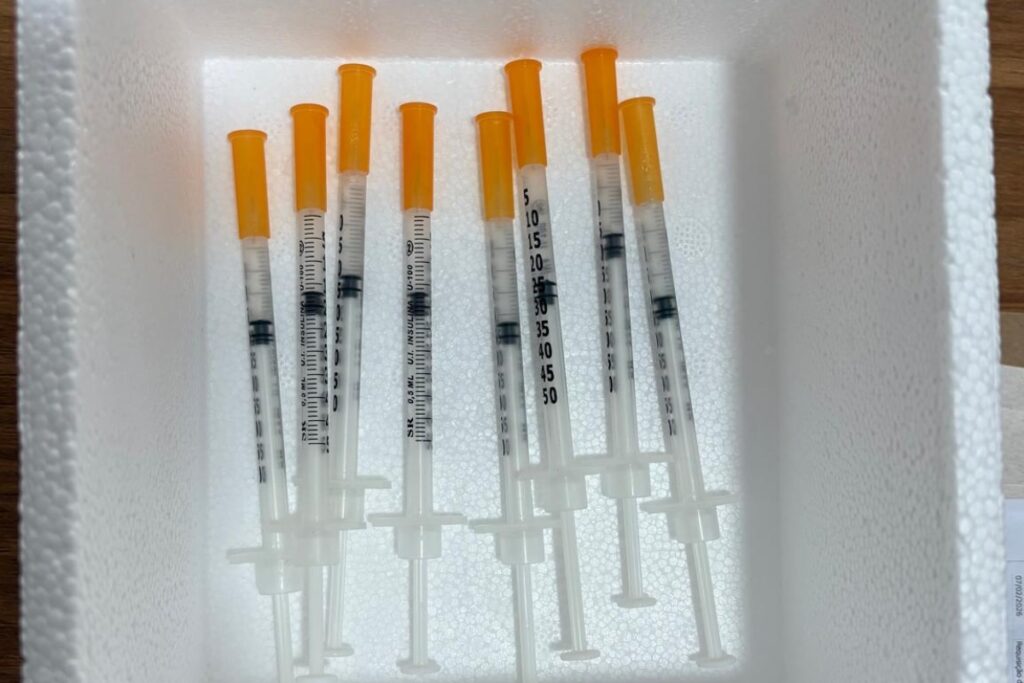 Polícia apreende seringas em investigação sobre venda ilegal de medicamento para emagrecimento