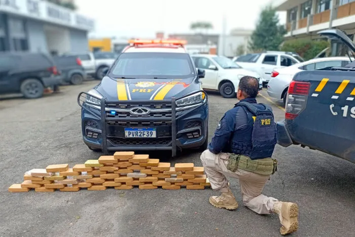 VÍDEO: Homem é preso com pasta base avaliada em R$ 6 milhões escondida em farol de carro em Juiz de Fora 1 pasta base cocaina foto prf