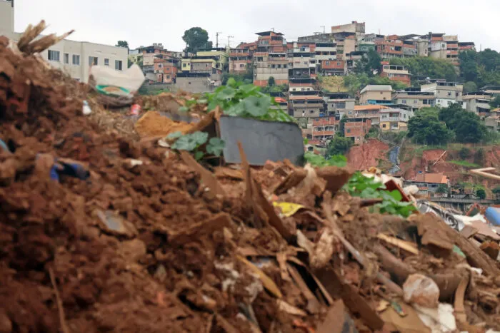 Auxílio Reconstrução: Governo Federal libera mais de R$ 75 milhões para famílias afetadas pelas chuvas em Minas 1 uploads Fotografo 31.03.26 01.32.30 ENTULHOS NO PARQUE DE EXPOSICOES FOTO LEONARDO COSTA 07