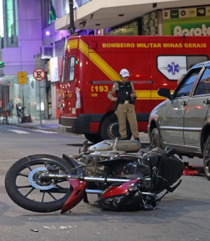 Conflito no trânsito: média de acidentes com motos em Juiz de Fora supera 100 por mês 1 uploads Leonardo 07.01.26 11.29.26 Atropelamento moto na AV Rio Branco Foto Leonardo Costa 05