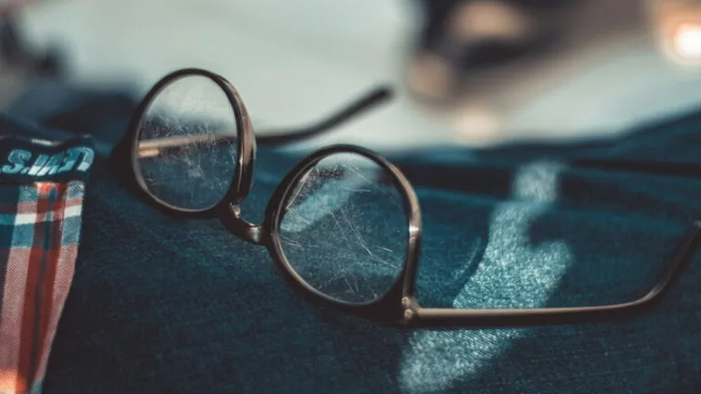 O hábito que risca as lentes dos óculos de grau sem você perceber