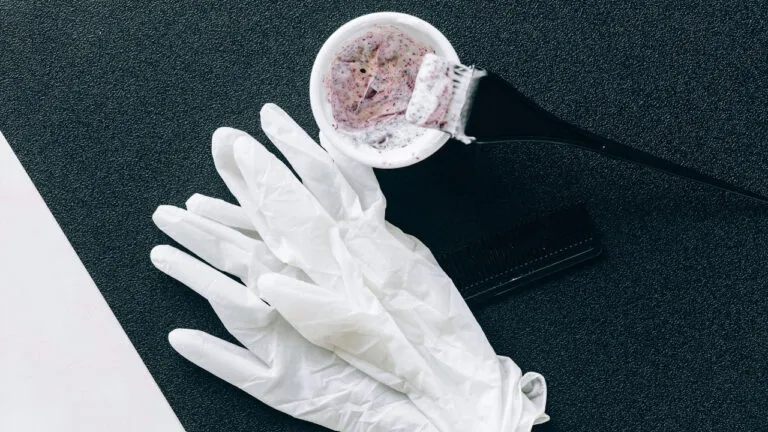 O jeito certo de pintar o cabelo em casa sem queimar as madeixas, segundo especialistas