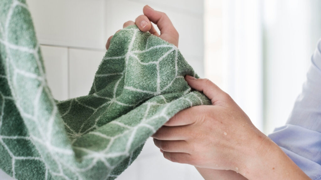 O truque simples com toalha molhada que refresca qualquer cômodo sem precisar ligar o ar-condicionado