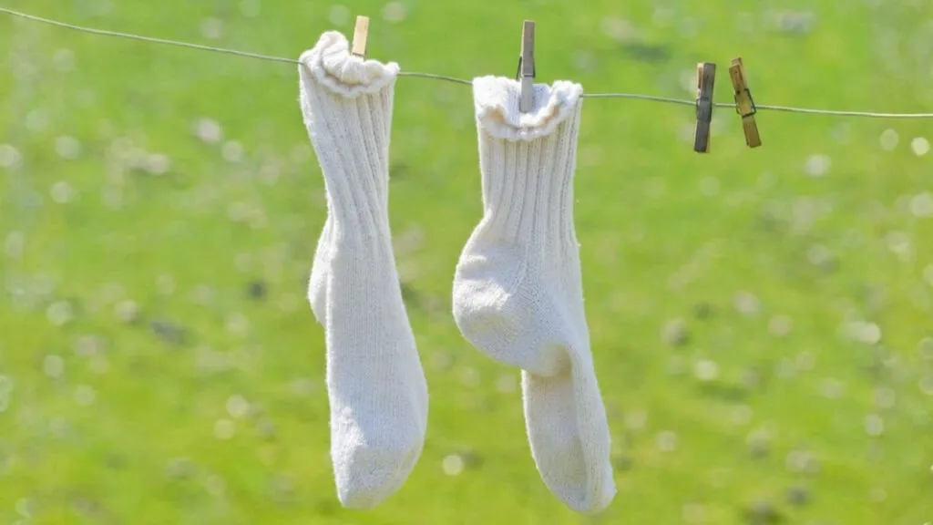 O truque rápido para tirar o encardido de meia branca sem esfregar, nem usar produto caro