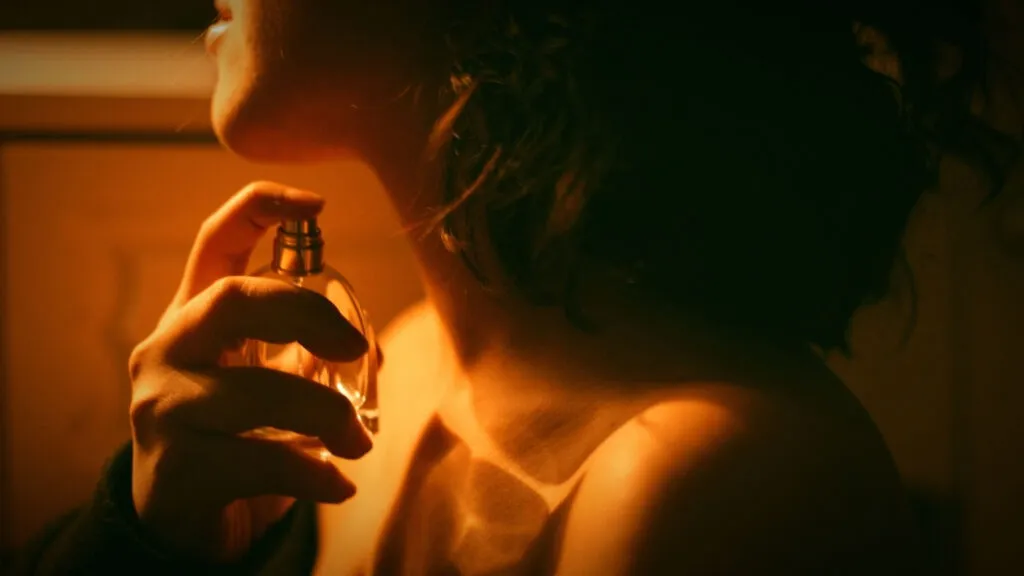 Distância da aplicação e hidratação da pele influenciam na duração do perfume
