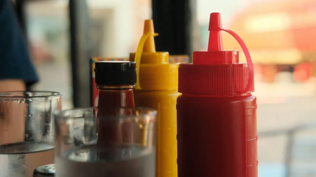 Sachês de ketchup, maionese e sal vão sumir após serem proibidos em bares, hotéis e restaurantes