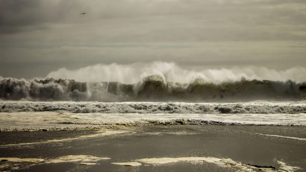 Praia que passará pelo maior alargamento do país entra em alerta por causa do El Niño