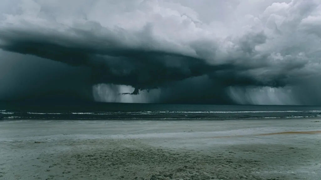 Dois ciclones se formam no Brasil nesta semana e vão trazer chuva constante