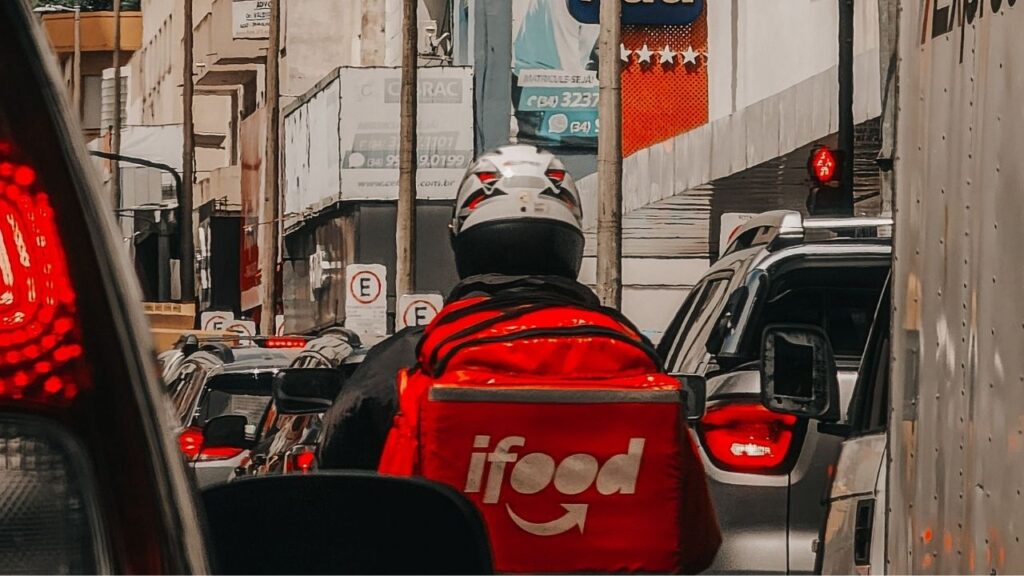 Vai acabar os motoboys? iFood lança drone que leva comida até o comprador