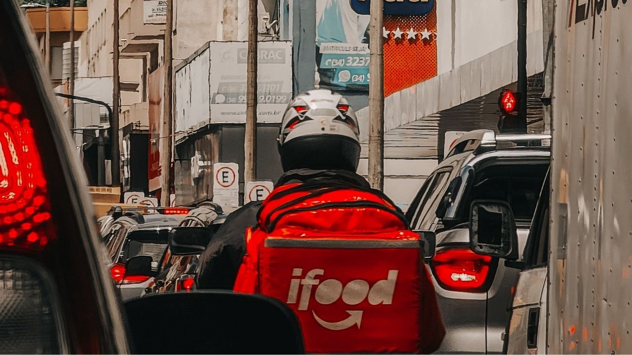 Vai acabar os motoboys? iFood lança drone que leva comida até o comprador