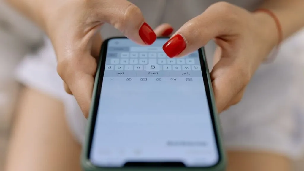 A psicologia explica o que acontece sobre a personalidade de quem prefere escrever mensagens em vez de mandar áudio