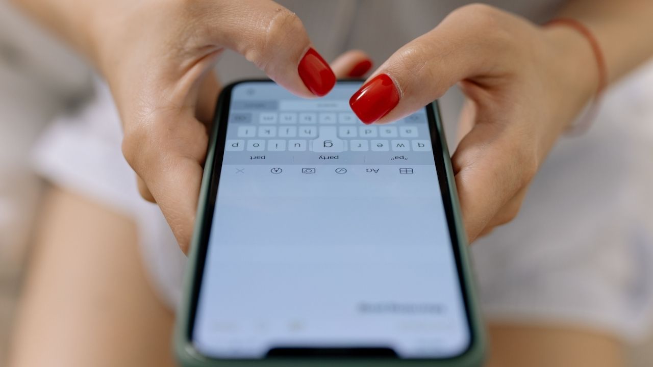 A psicologia explica o que acontece sobre a personalidade de quem prefere escrever mensagens em vez de mandar áudio