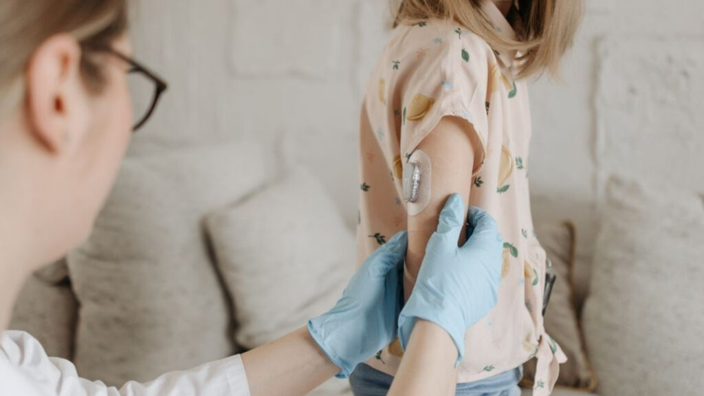 Cidade começa a distribuir sensor de glicose de graça para crianças com diabetes tipo 1