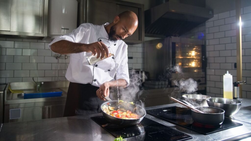Serviço em alta entre famosos coloca um chef profissional na sua cozinha por um dia; veja quanto custa