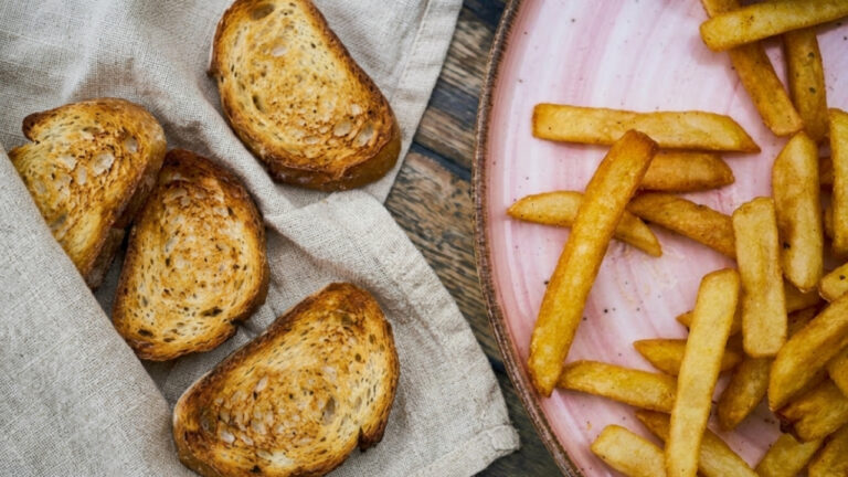 Anvisa alerta para substância cancerígena que se forma ao fritar batata ou torrar pão em casa