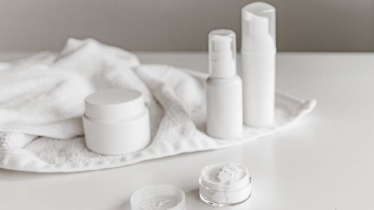 Quem tem estes cosméticos em casa precisa parar de usar após decisão da Anvisa