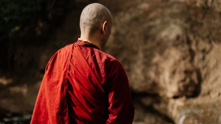 Monge tibetano apontado como o homem mais feliz do mundo revela as 3 coisas que eliminou da vida para ser feliz