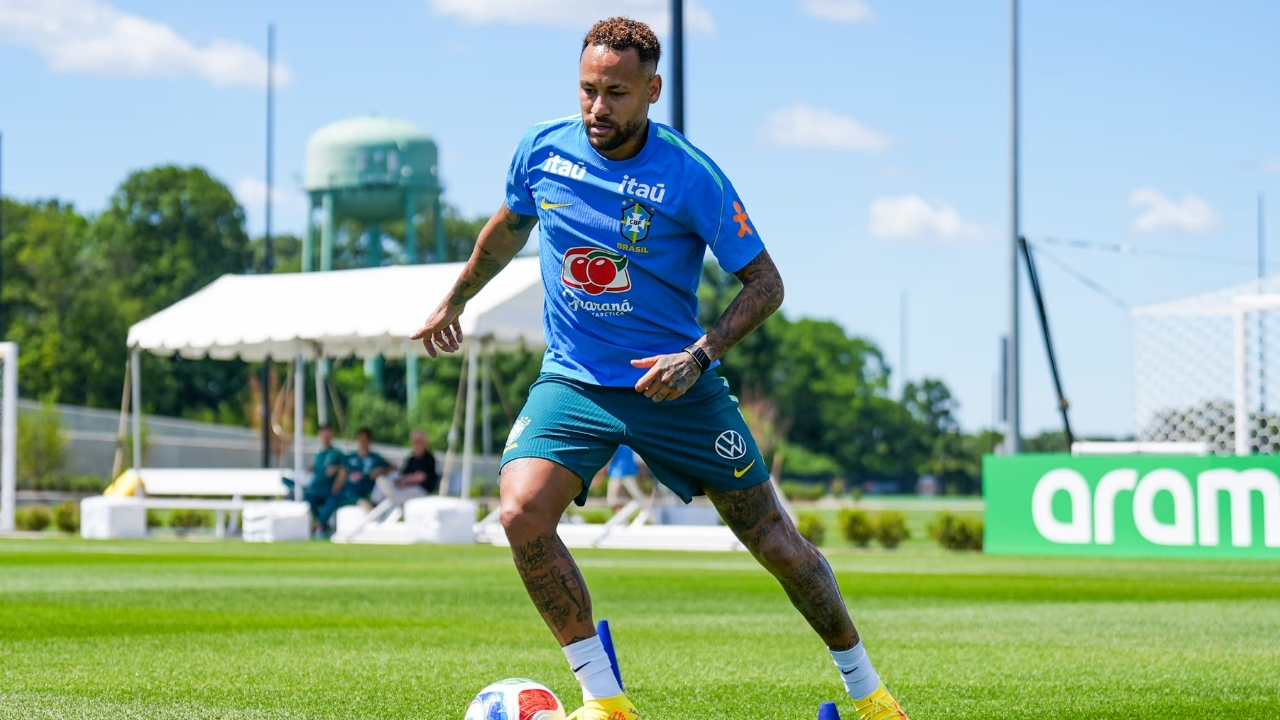 Neymar volta a treinar com a Seleção em momento decisivo da Copa do Mundo para o Brasil