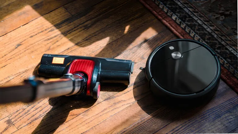 Aspirador vertical ou robô? Comparativo mostra qual vale mais a pena em cada situação