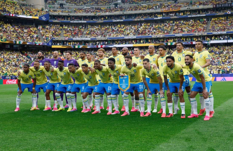 Com 43 títulos, craque vira o brasileiro que mais ganhou taças no futebol
