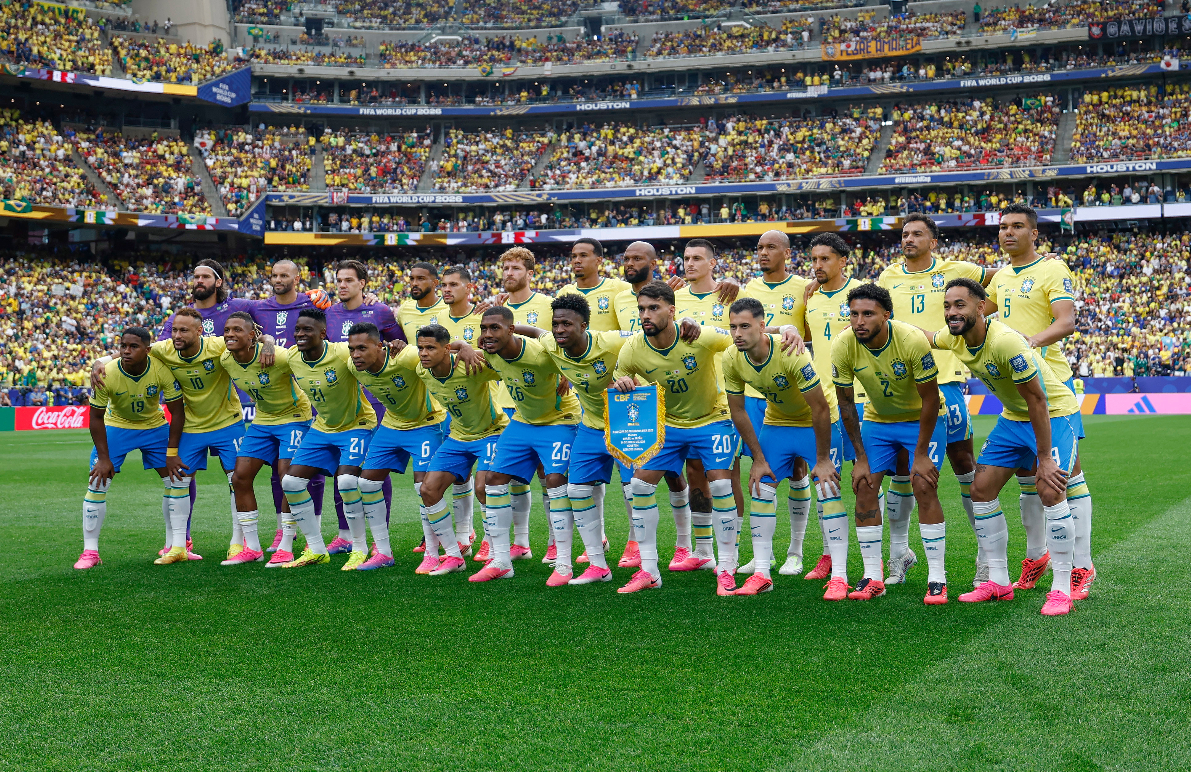 De virada nos acréscimos, Brasil ganha de Japão e segue na Copa do Mundo