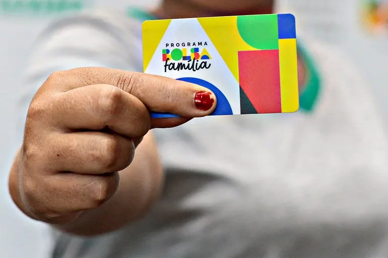 Bolsa Família tem menos inscritos em estado com salário médio de quase R$4 mil