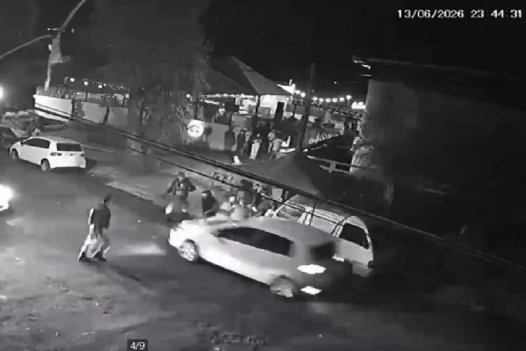 VÍDEO: Câmera registra motorista atropelando dois homens e fugindo após confusão em casa noturna 1 VÍDEO: Câmera registra motorista atropelando dois homens e fugindo após confusão em casa noturna