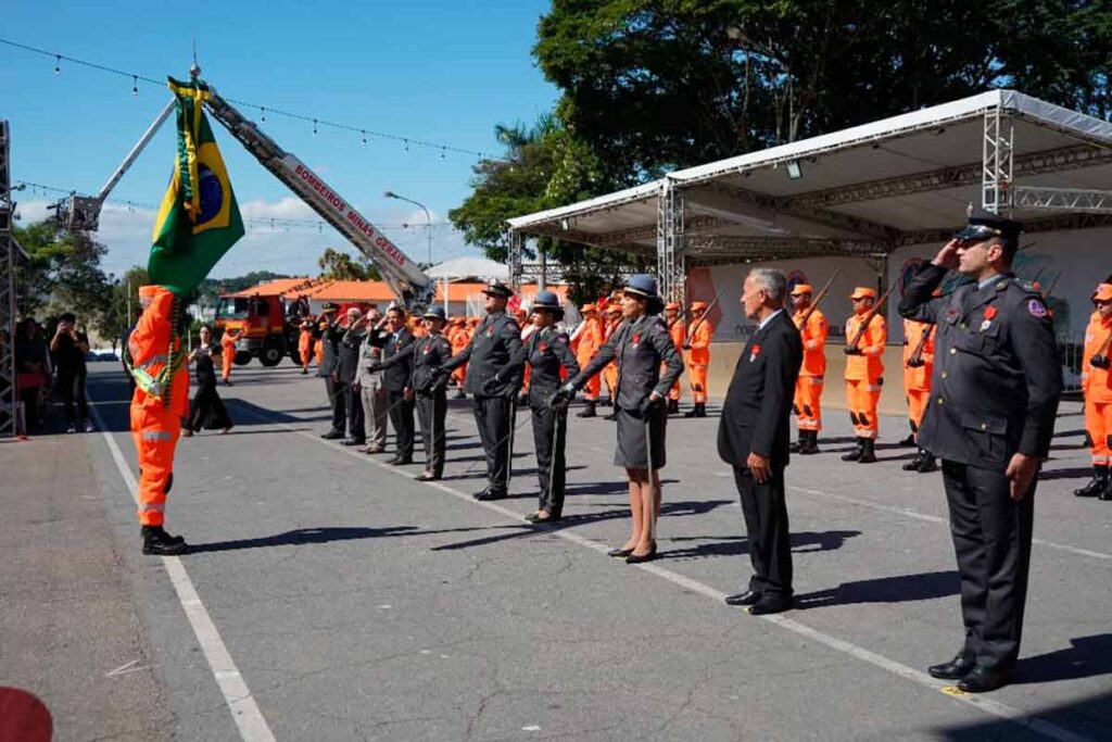 Policial penal que salvou cinco vidas é homenageado por ato de coragem durante temporal em Juiz de Fora