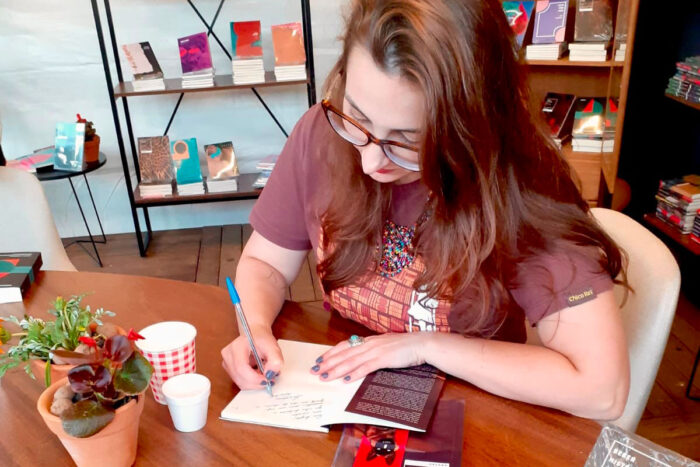 ‘Beber histórias como se fossem café’, livro de Laís Nunes, valoriza oralidade mineira e memórias entre gerações 1 beber histórias como se fossem café livro