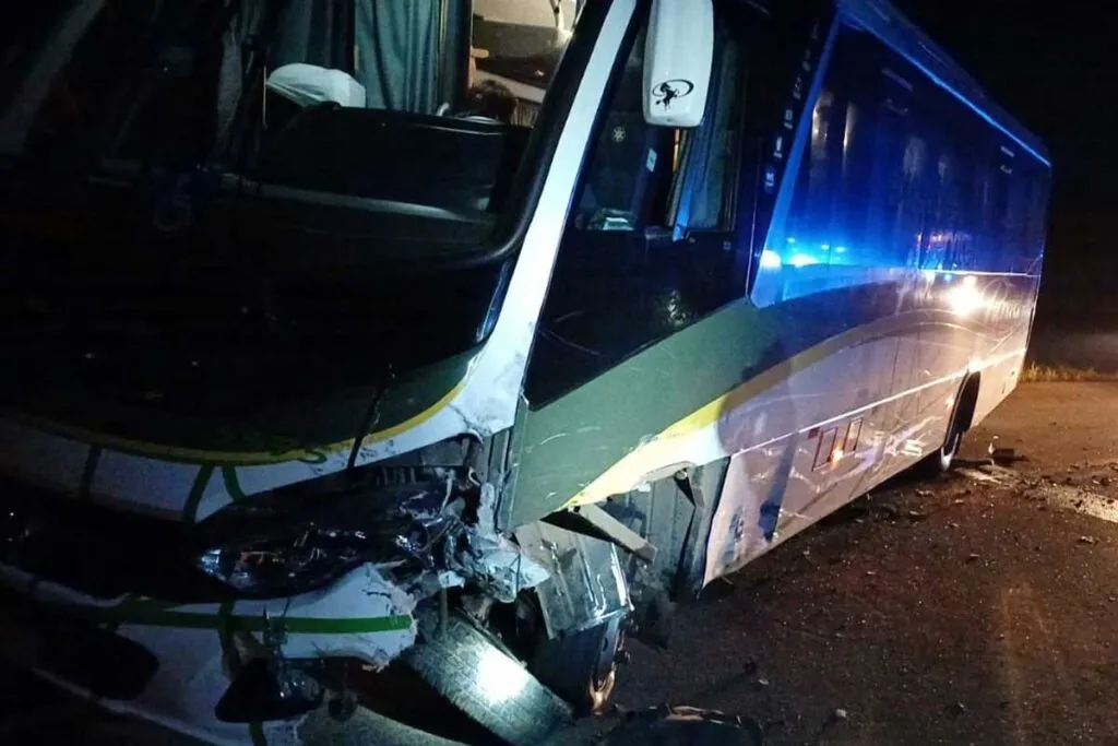 Acidente entre carro e ônibus deixa quatro feridos na região