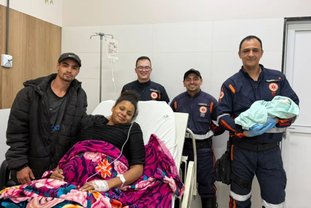 Bebê nasce dentro de ambulância em acostamento de estrada 1 Gestante de 20 anos dá à luz dentro de ambulância do Samu na BR-262; bebê precisou de reanimação e mãe e filha passam bem.