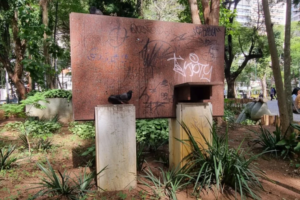 Monumento no Parque Halfeld é alvo de pichação; prática persiste há pelo menos um ano 2 Monumento do Parque Halfeld é pichado e população cobra fiscalização; PJF foi demandada e não retornou até a publicação.