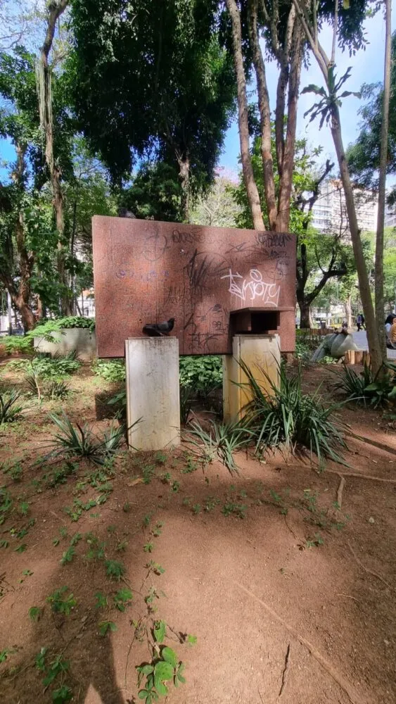 Monumento no Parque Halfeld é alvo de pichação; prática persiste há pelo menos um ano 1 Parque Halfeld
