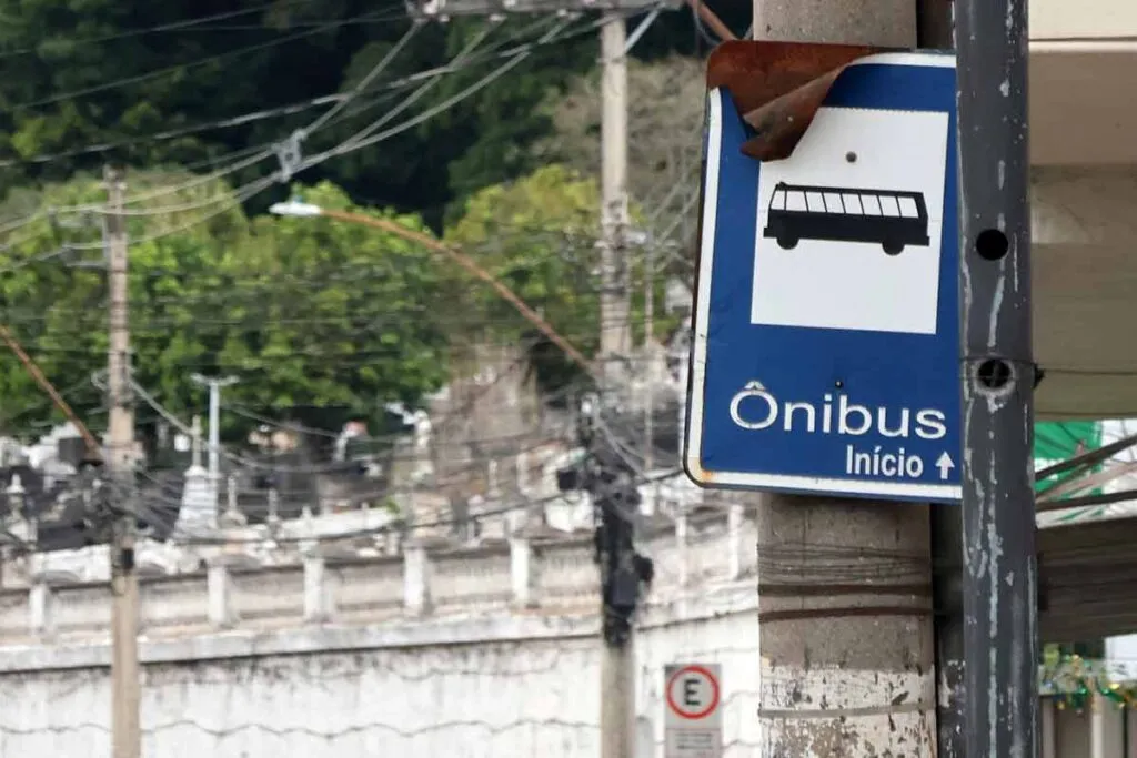 Placa de ônibus danificada será incluída em programação de manutenção no Poço Rico 1 VU Tribuna