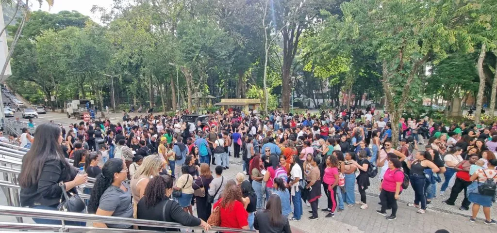 Trabalhadores da Amac mantêm paralisação e cobram repasses da Prefeitura 1 Trabalhadores da Amac mantêm paralisação em Juiz de Fora e condicionam fim do movimento a reunião sobre repasses do Município