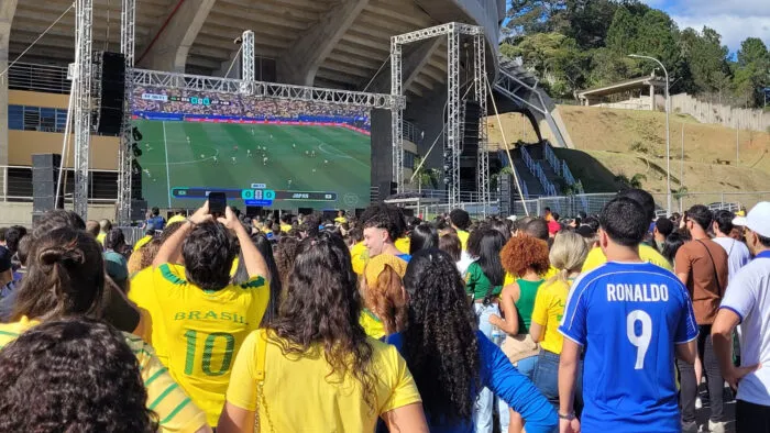 No estacionamento do Estádio Municipal, juiz-foranos comemoram vitória do Brasil com gol nos acréscimos