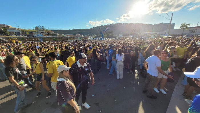 Catarse: juiz-foranos comemoram vitória do Brasil com gol nos acréscimos no estacionamento do Estádio Municipal 