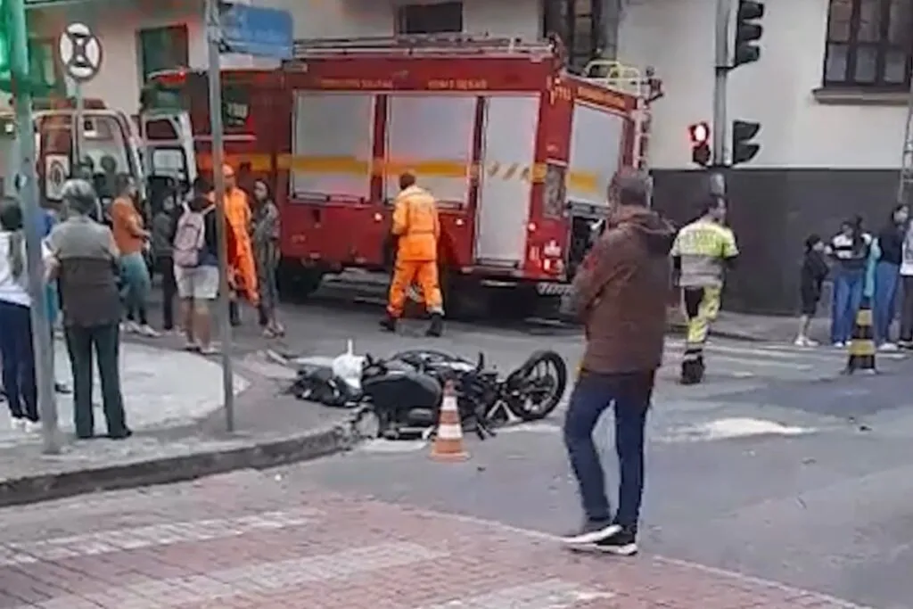 Homem morre após acidente entre carro e moto no Centro de Juiz de Fora