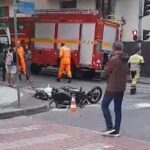 Homem morre após acidente entre carro e moto no Centro de Juiz de Fora