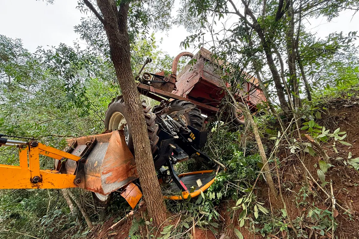 Trabalhador fica preso na cabine após trator tombar em barranco