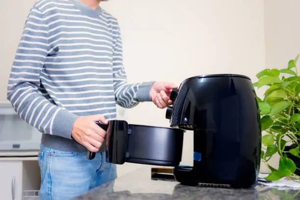 10 erros na hora de lavar a airfryer que destroem o antiaderente sem você perceber