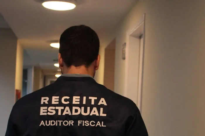 A profissão que paga quase R$ 41 mil por mês em Santa Catarina não é médico nem engenheiro 1 auditor fiscal 1024x683 1
