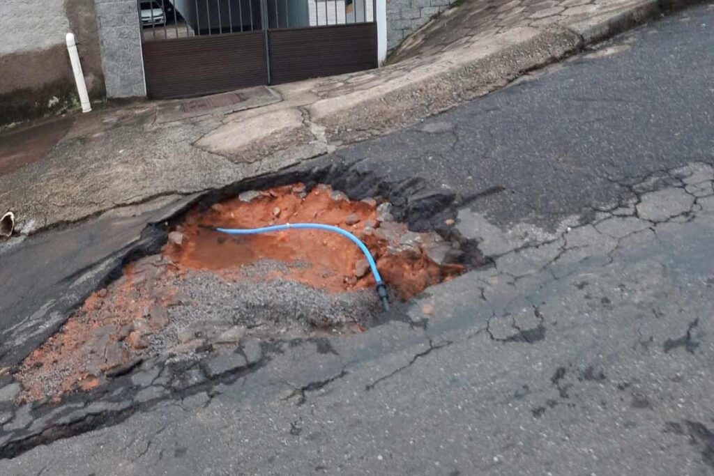 Buraco de grandes proporções prejudica trânsito na Rua Santana 1 buraco