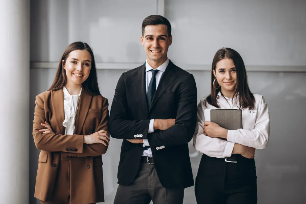 Profissionais multidisciplinares: por que as empresas valorizam quem conecta diferentes áreas 1 bussiness people working team office