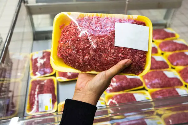 Supermercado vira alvo de processo após prática envolvendo venda de carne moída