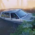 Carro cai no Rio Paraibuna após motorista perder o controle